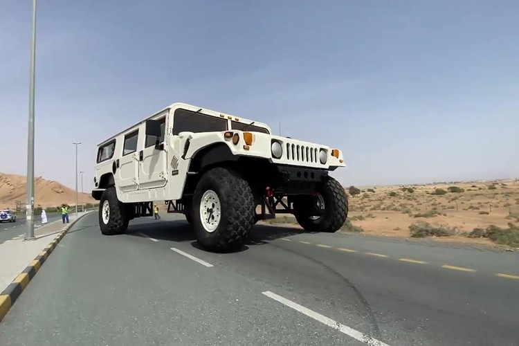 Chiec Hummer H1 