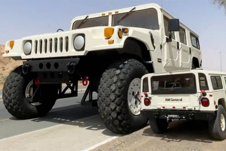 Chiec Hummer H1 