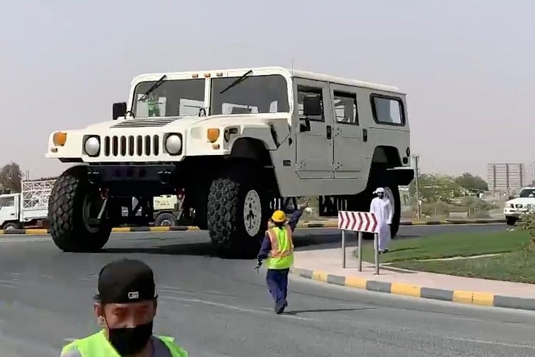 Chiec Hummer H1 