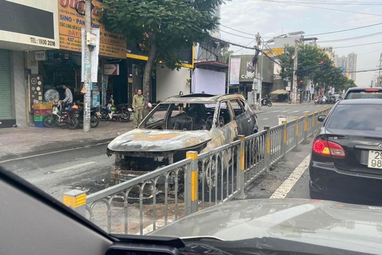 Kia Seltos dang lan banh, bat ngo boc chay tro khung tai Sai Gon