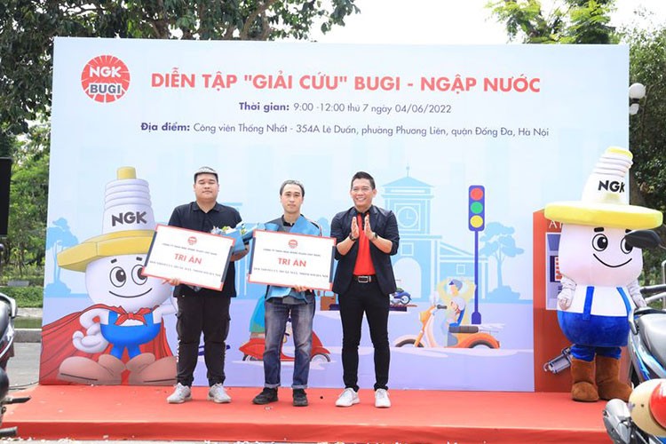 NGK dien tap “giai cuu” bugi cho xe may bi ngap nuoc o Ha Noi-Hinh-6