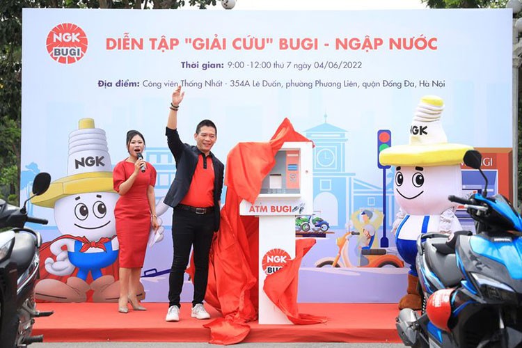 NGK dien tap “giai cuu” bugi cho xe may bi ngap nuoc o Ha Noi