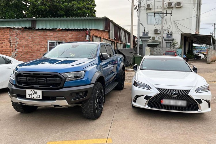 Ford Ranger Raptor trung bien 