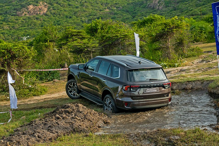 Trai nghiem Ford Everest 2023 tu hon 1 ty dong tai Viet Nam-Hinh-14