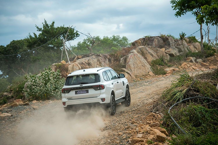 Trai nghiem Ford Everest 2023 tu hon 1 ty dong tai Viet Nam-Hinh-5