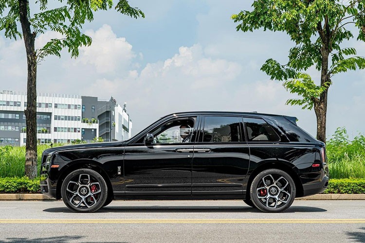 Tan thay Rolls-Royce Cullinan Black Badge 2022 hon 40 ty tai Ha Noi-Hinh-2