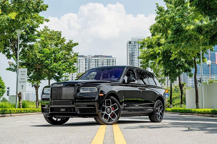 Tan thay Rolls-Royce Cullinan Black Badge 2022 hon 40 ty tai Ha Noi