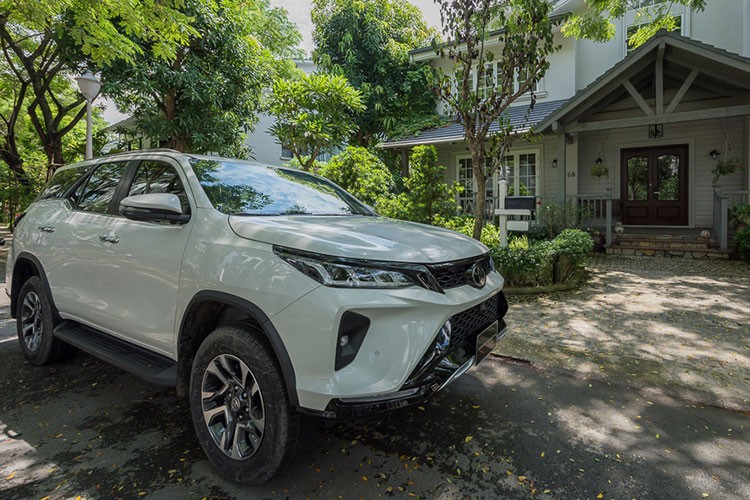 Chi tiet Toyota Fortuner 2022 nang cap, tang gia 42 trieu tai Viet Nam