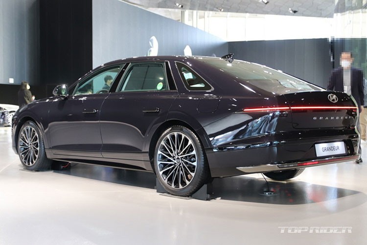 Hyundai Grandeur 2023 tu 702 trieu dong co gi ma 