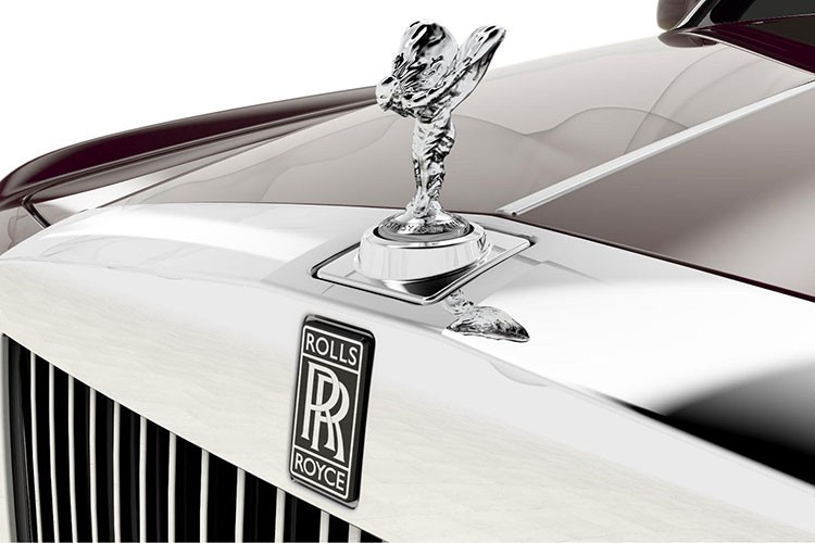 Thanh nien lam hong logo xe Rolls-Royce Ghost tri gia gan 1 ty dong-Hinh-3