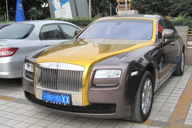 Thanh nien lam hong logo xe Rolls-Royce Ghost tri gia gan 1 ty dong