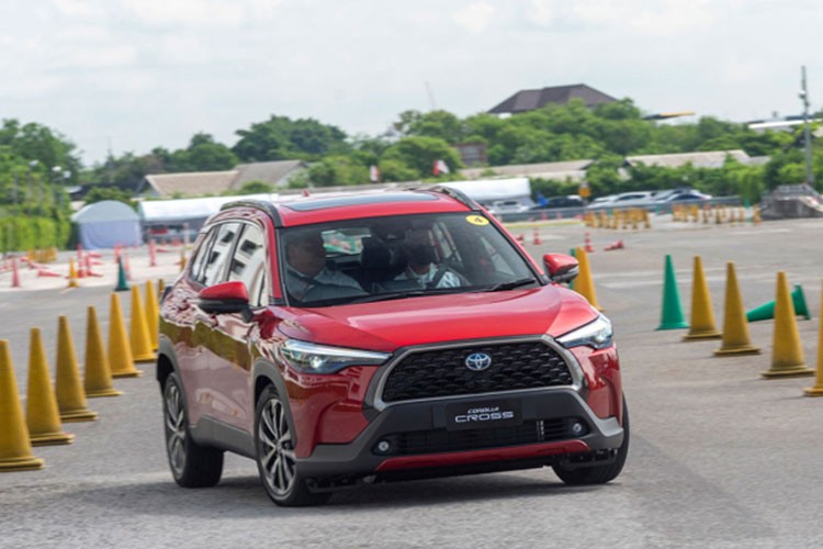 Toyota Corolla Cross 2023 sap nang cap tai Viet Nam, tang gia nhe