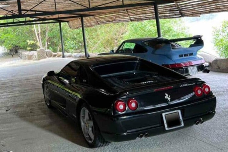 Ferrari F355 Berlinetta nam trong garage hon 1000 ty dong cua 