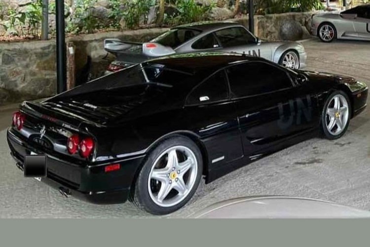 Ferrari F355 Berlinetta nam trong garage hon 1000 ty dong cua 