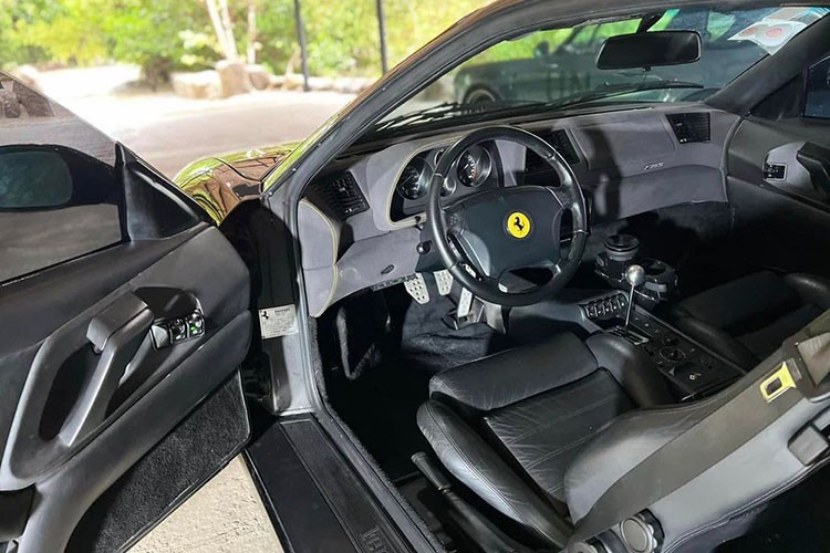 Ferrari F355 Berlinetta nam trong garage hon 1000 ty dong cua 