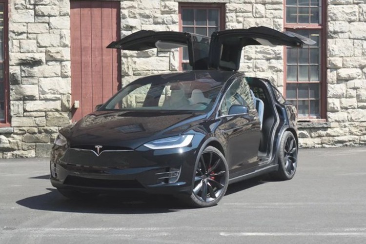 Mang Tesla Model X di an trom, dang tau thoat thi xe het pin