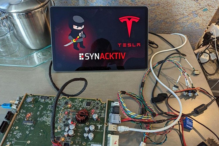 Hack Tesla trong 4 phut, nhom hacker nhan thuong hon 8 ty dong