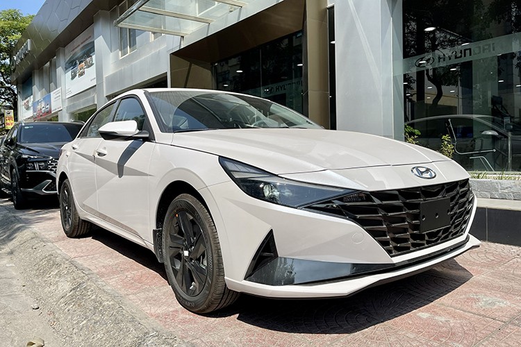 Hyundai Elantra giam gia tai dai ly, khach mua xe 