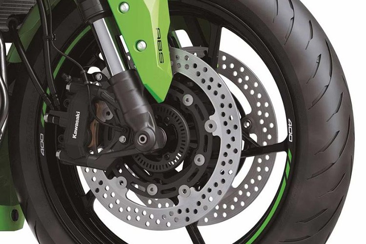 Kawasaki Ninja ZX-4R tu 379 trieu dong, dat ngang xe oto Kia Morning-Hinh-6