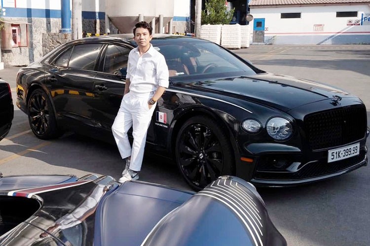 Minh Nhua rao ban Bentley Flying Spur bien 