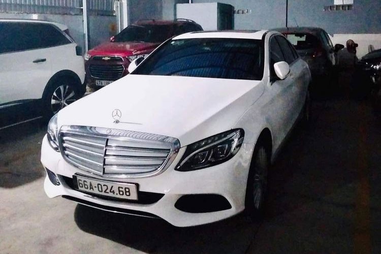 Mercedes-Benz C250 Exclusive truot dang kiem - dang kiem vien sai