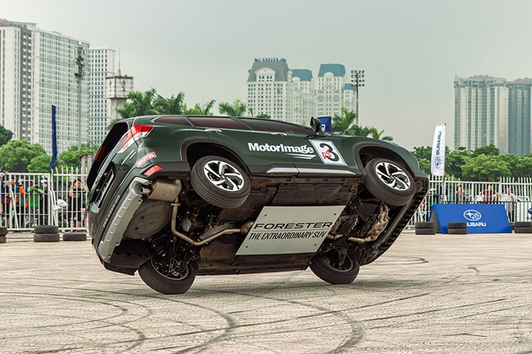 Sieu trinh dien oto mao hiem Subaru Russ Swift Stunt Show tai Ha Noi-Hinh-4