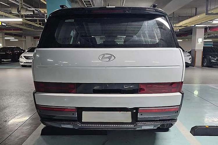 Duoi xe Hyundai SantaFe 2024 bi nguoi dung che 