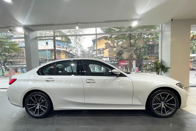 BMW 320i Sport Line hon 1,4 ty tai Viet Nam, re hon Toyota Camry-Hinh-2