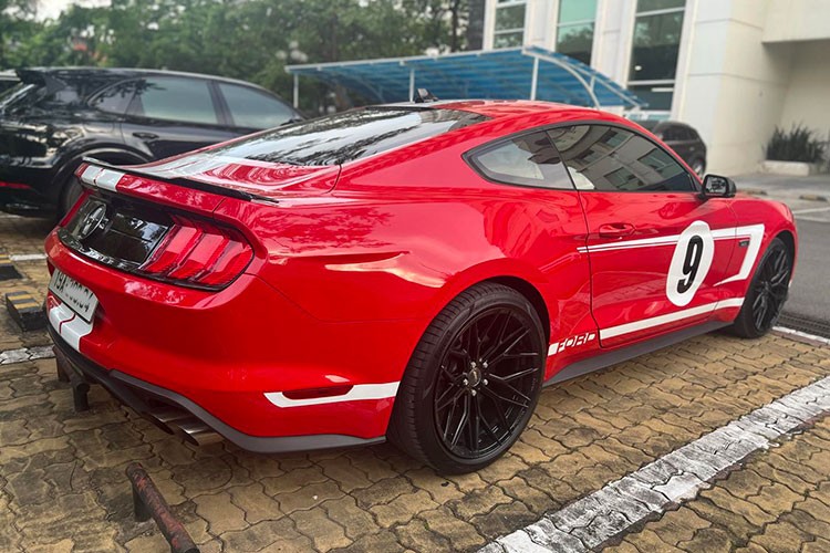 Ford Mustang High Performance chay 2 nam 