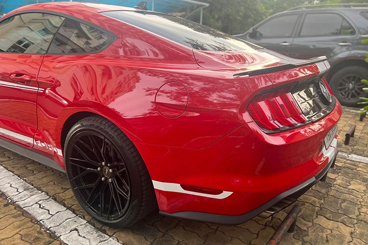 Ford Mustang High Performance chay 2 nam 