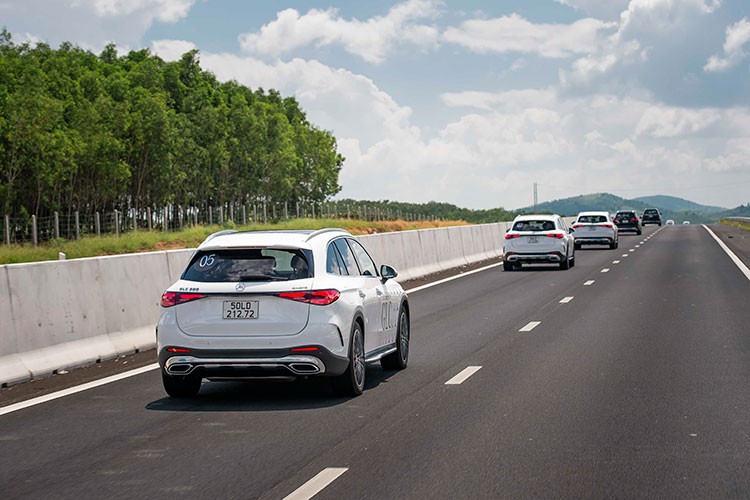 Trai ngiem Mercedes-Benz GLC 2023 tien ty tai 