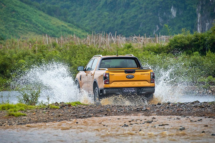 Những lưu ý khi cầm lái ôtô băng qua vùng ngập nước - Hình 2 Nhung luu y khi cam lai oto bang qua vung ngap nuoc-Hinh-2