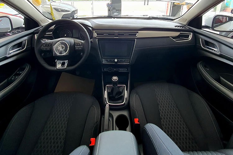 Cận cảnh MG5 MT chỉ 399 triệu tại Việt Nam, rẻ hơn Hyundai Grand i10 - Hình 7 Can canh MG5 MT chi 399 trieu tai Viet Nam, re hon Hyundai Grand i10-Hinh-7