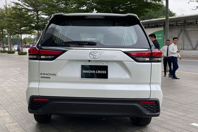Toyota Innova Cross vua ra mat Viet Nam da “doi gia” toi 50 trieu dong-Hinh-3