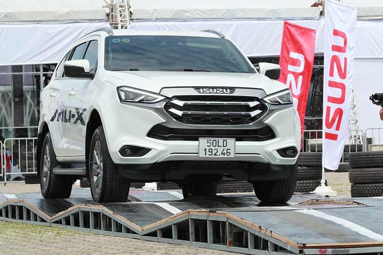 Ford Everest van la “vua” phan khuc, Isuzu MU-X e chong vo-Hinh-14