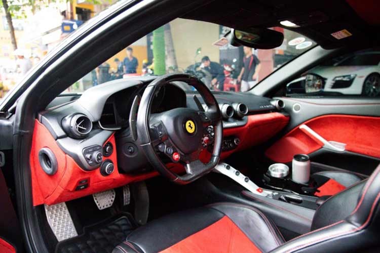 Ferrari F12 Berlinetta hon 20 ty, 8 nam chay 1000km ve tay 