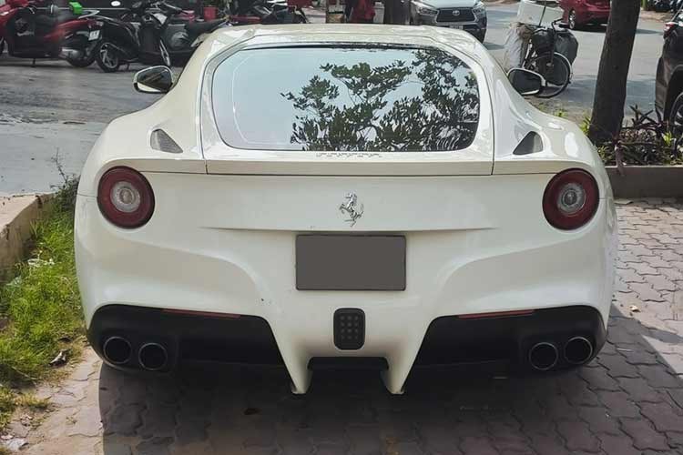 Ferrari F12 Berlinetta hon 20 ty, 8 nam chay 1000km ve tay 