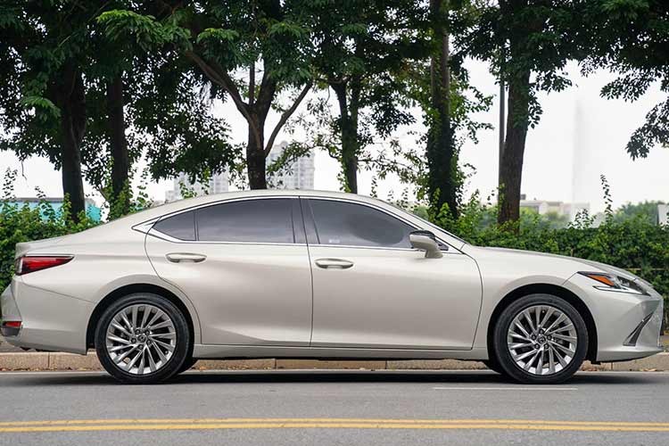 Co nen mua Lexus ES 250 chay 2 nam, gia hon 2 ty tai Viet Nam?-Hinh-2