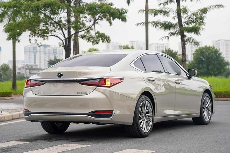 Co nen mua Lexus ES 250 chay 2 nam, gia hon 2 ty tai Viet Nam?-Hinh-3