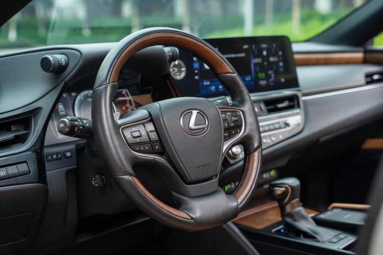 Co nen mua Lexus ES 250 chay 2 nam, gia hon 2 ty tai Viet Nam?-Hinh-5