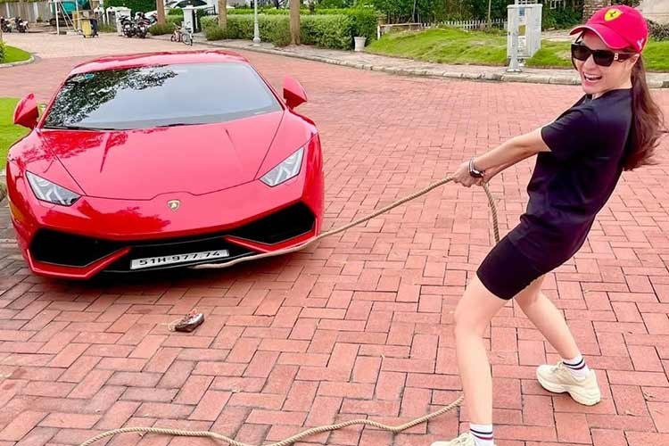 Vo chong Doan Di Bang ban Lamborghini Huracan bien 