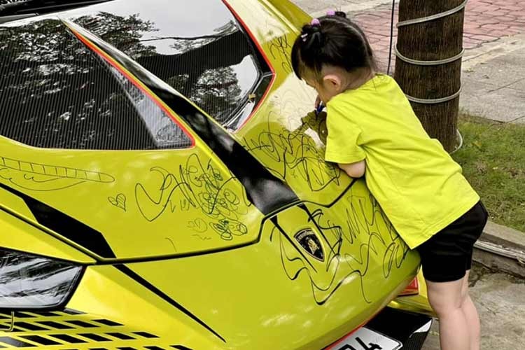 Vo chong Doan Di Bang ban Lamborghini Huracan bien 