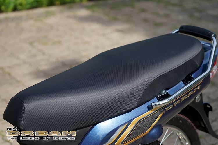 Cận cảnh Honda Dream 2024 hơn 60 triệu đầu tiên về Việt Nam - Hình 6 Can canh Honda Dream 2024 hon 60 trieu dau tien ve Viet Nam-Hinh-6