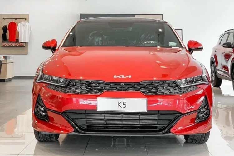 KIA K5 giam soc 139 trieu tai Viet Nam, Toyota Camry se gap kho?