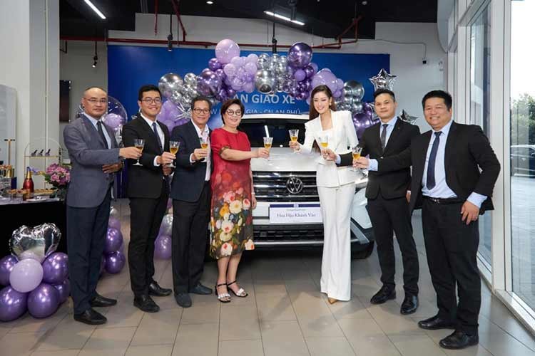 Hoa hau Khanh Van chi hon 2 ty dong tau SUV Volkswagen Teramont-Hinh-2