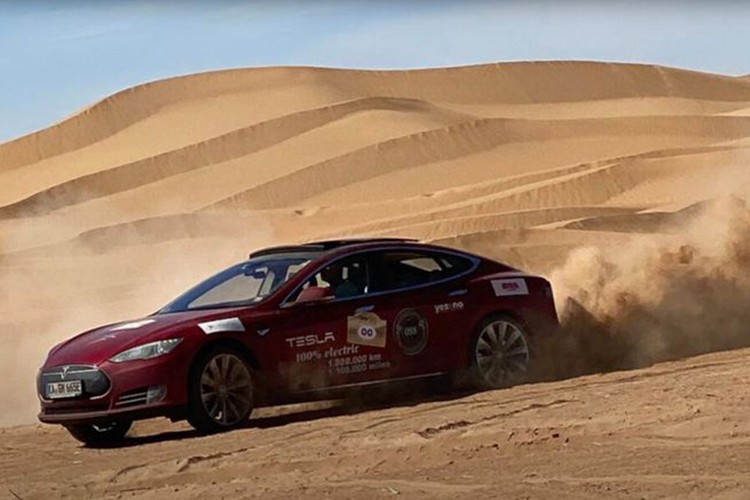 Tesla Model S chay gan 2 trieu km, thay 13 dong co va 3 cum pin-Hinh-3