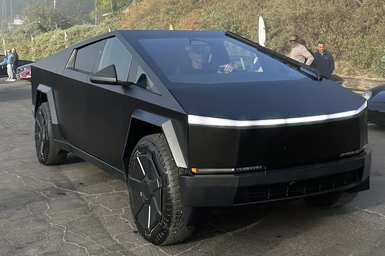 Ban tai dien Tesla Cybertruck 2024 ngoai that den mo xuat hien-Hinh-2