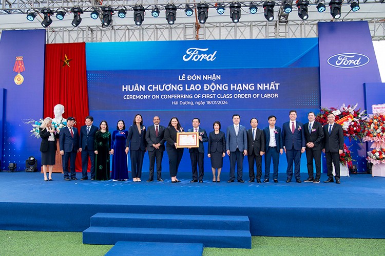 Ford Viet Nam don nhan Huan chuong Lao dong hang Nhat-Hinh-2