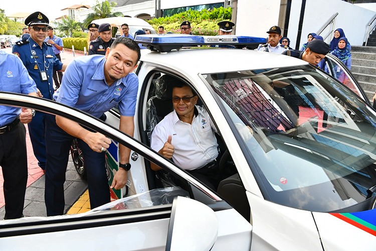 Honda Civic duoc canh sat Malaysia dung lam xe tuan tra-Hinh-4