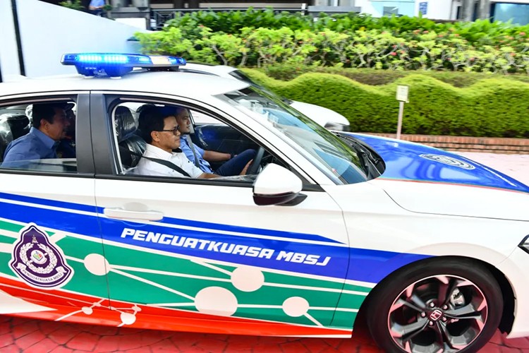 Honda Civic duoc canh sat Malaysia dung lam xe tuan tra-Hinh-6